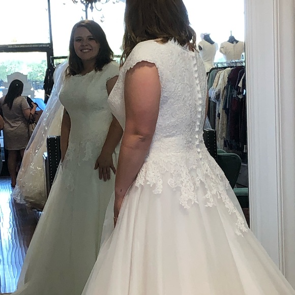 Cap sleeve wedding dress - Picture 3 of 4